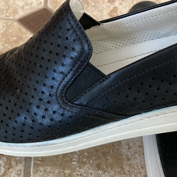 Sale 🎊 PRADA LEATHR SLIP - ON 💯% AUTHENTIC. - Picture 5 of 11